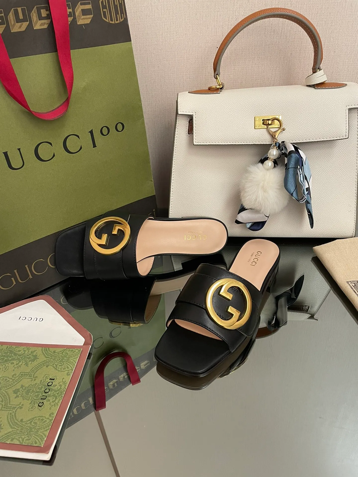 👟👟Ex-factory price 440👟👟 GuCCl high-end boutique 2024 round interlocking double GG new sandals, original and original quality! Every detail has been carefully crafted and can be compared with ZG, the quality is the same!  Fabric: Original customized waxed leather Hardware: Dongguan Dachang mold-opening hardware round interlocking double G buckle Lining/foot pads: High-end custom sheepskin lining Heel height: 1.0CM Outsole: Italian genuine leather sole Size: 35-41 (40 41 customized, non-returnable) Original high-end packaging!  The GucCi Blondie series made its debut in Los Angeles during the "Gucci March of Love" series of fashion shows, showing its outstanding charm on the star-studded Hollywood Walk of Fame. The new series echoes the style shown in the recent series, blending retro aesthetics and modern fashion to integrate different eras! The monogram pattern of the brand founder comes from the archive design of the 1970s, vividly interpreting this mid-heeled shoe💋👏 ●Circular interlocking Double G details. Flat heel ●1.0 cm heel height ●Italian creation Green full set of high-end original packaging